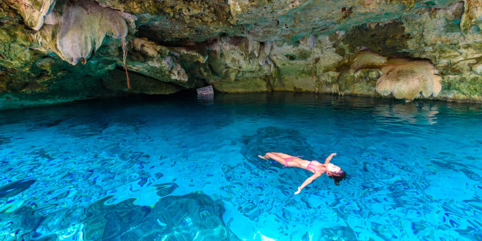 Cenote Hoyo Azul: Un Paraíso Natural en Cap Cana